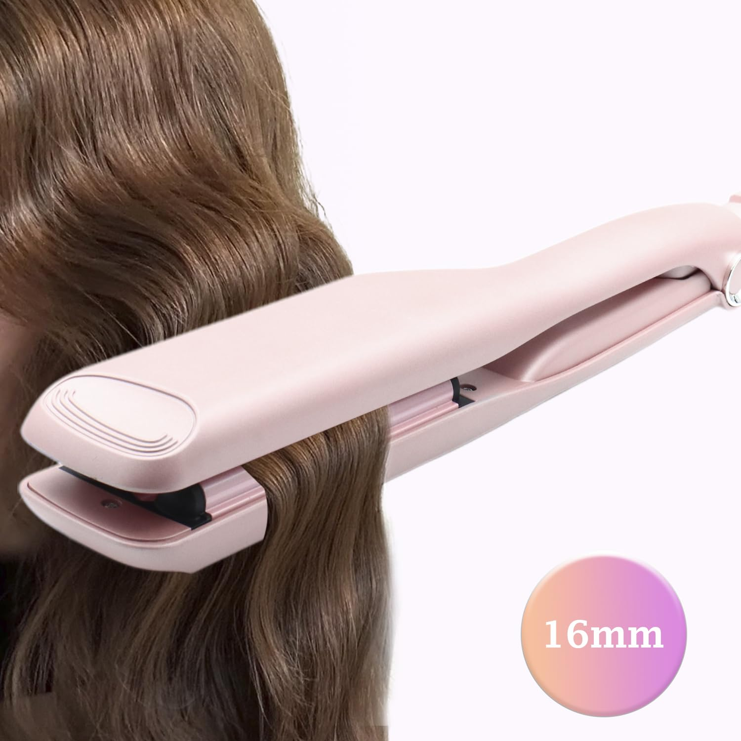 Haarglätter, der auf braunem Haar verwendet wird. Das Werkzeug ist rosa und das Haar wellig.