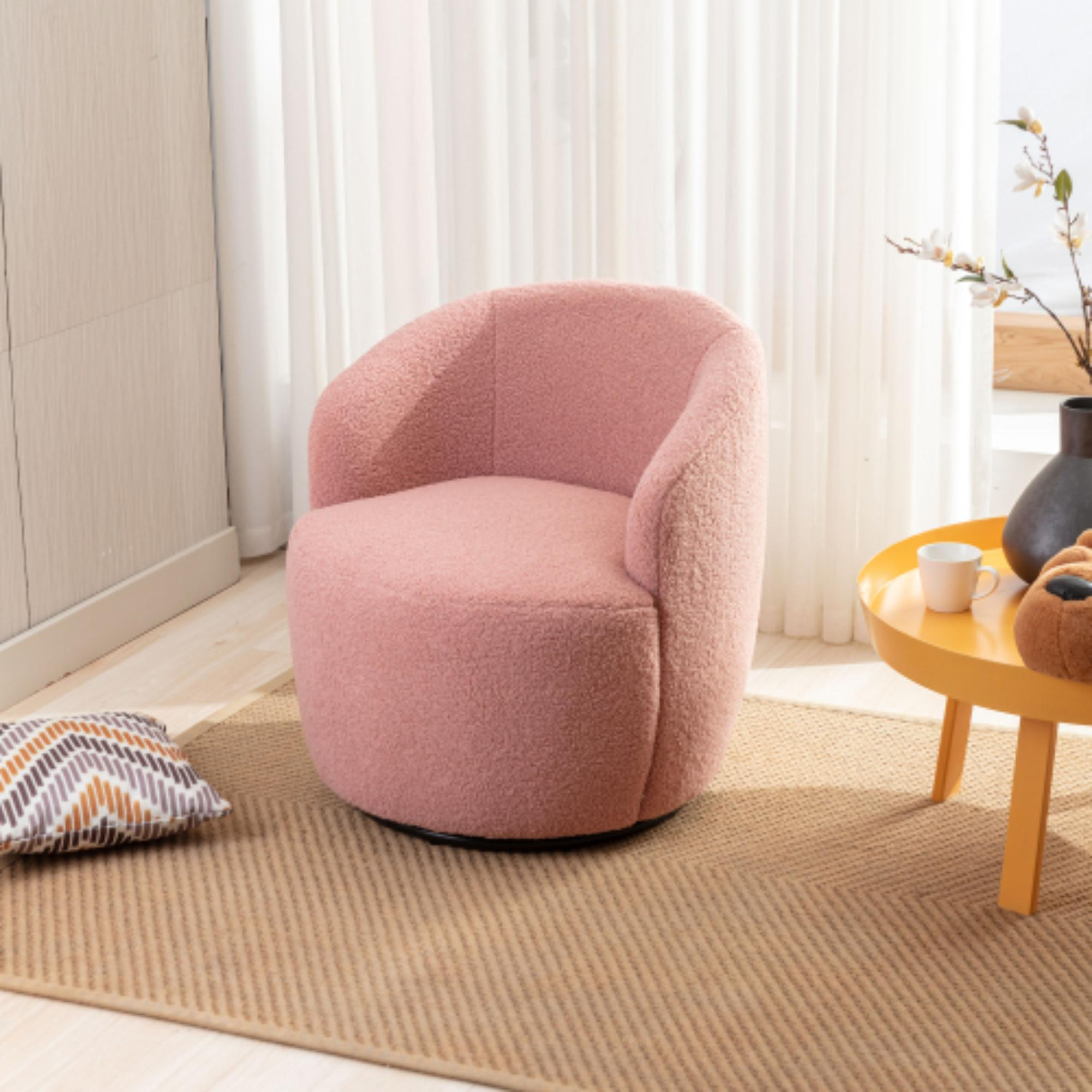 Rosa flauschiger Sessel auf einem Teppich, neben einem kleinen gelben Tisch mit einer Tasse und Vase, Fenster im Hintergrund.