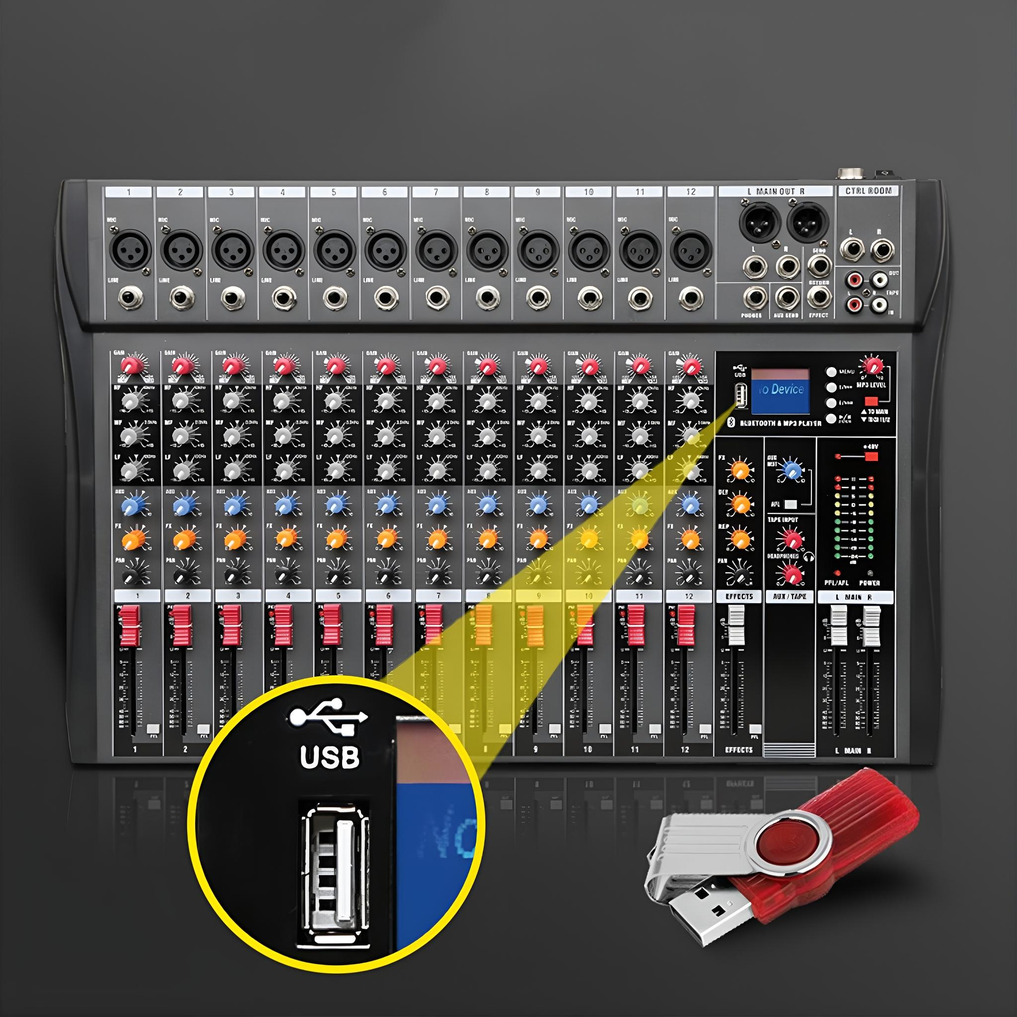 Schwarze Audio-Mixer-Konsole, USB-Anschluss mit USB-Stick hervorgehoben.
