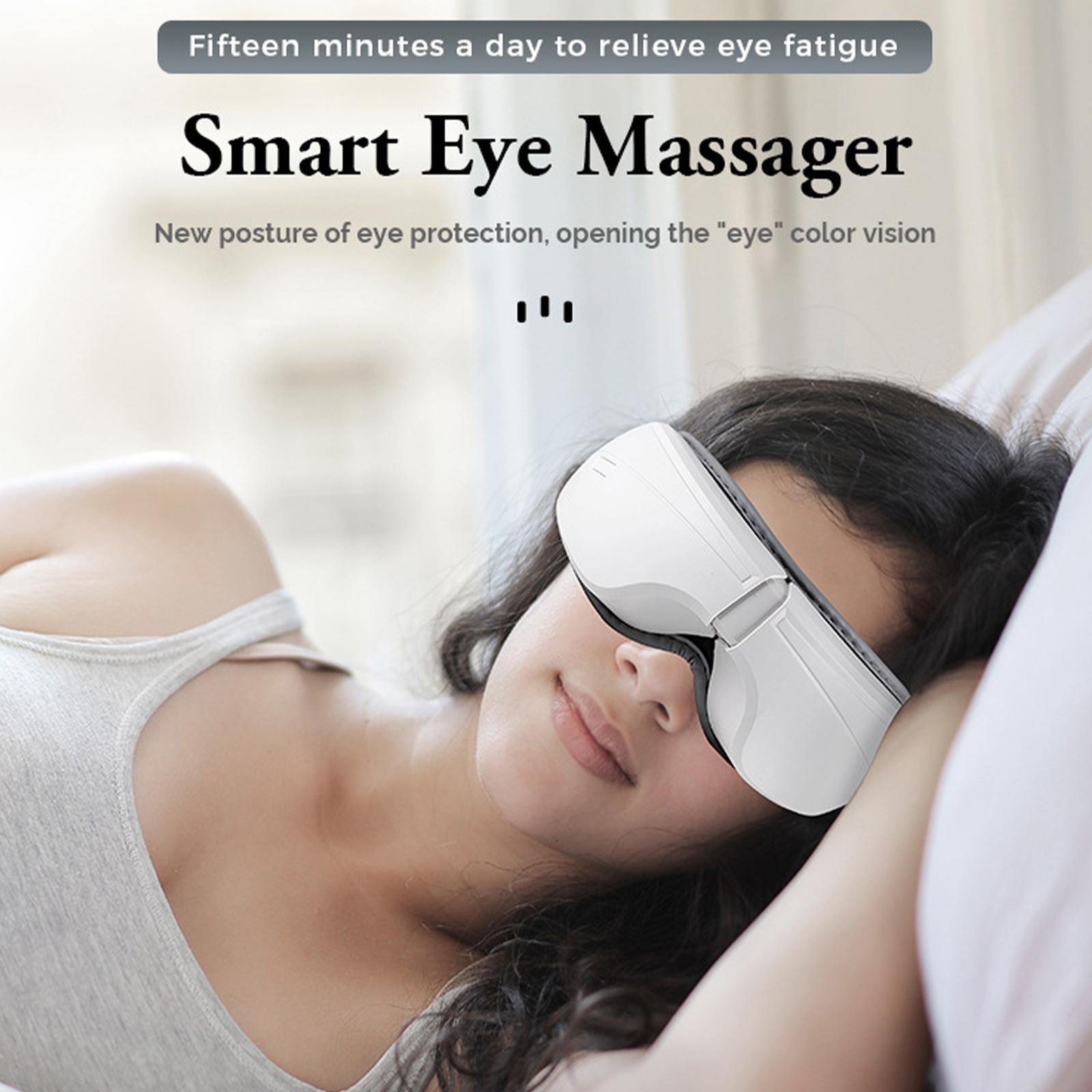 Frau im Bett mit weißem Augenmassagegerät. Text: 'Smart Eye Massager' und 'Fünfzehn Minuten am Tag'.
