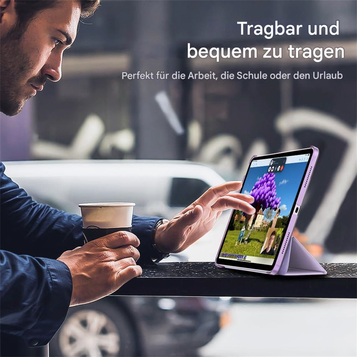 Mann mit Kaffeetasse, nutzt lila iPad Hülle auf Metallstange. Verschwommener Hintergrund mit Fahrzeug.