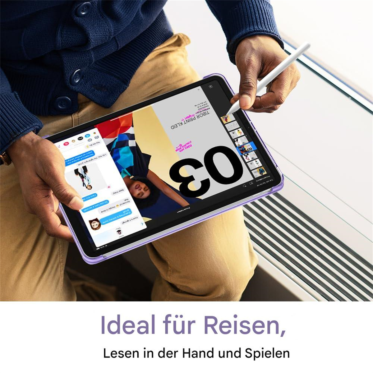 Eine Person hält ein iPad mit Stift, zeigt eine Webseite. Der Hintergrund ist verschwommen.