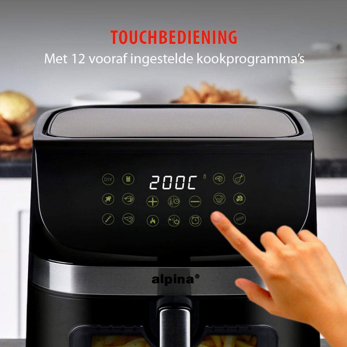 Zwarte airfryer met een digitaal display. Een vinger raakt het scherm aan.