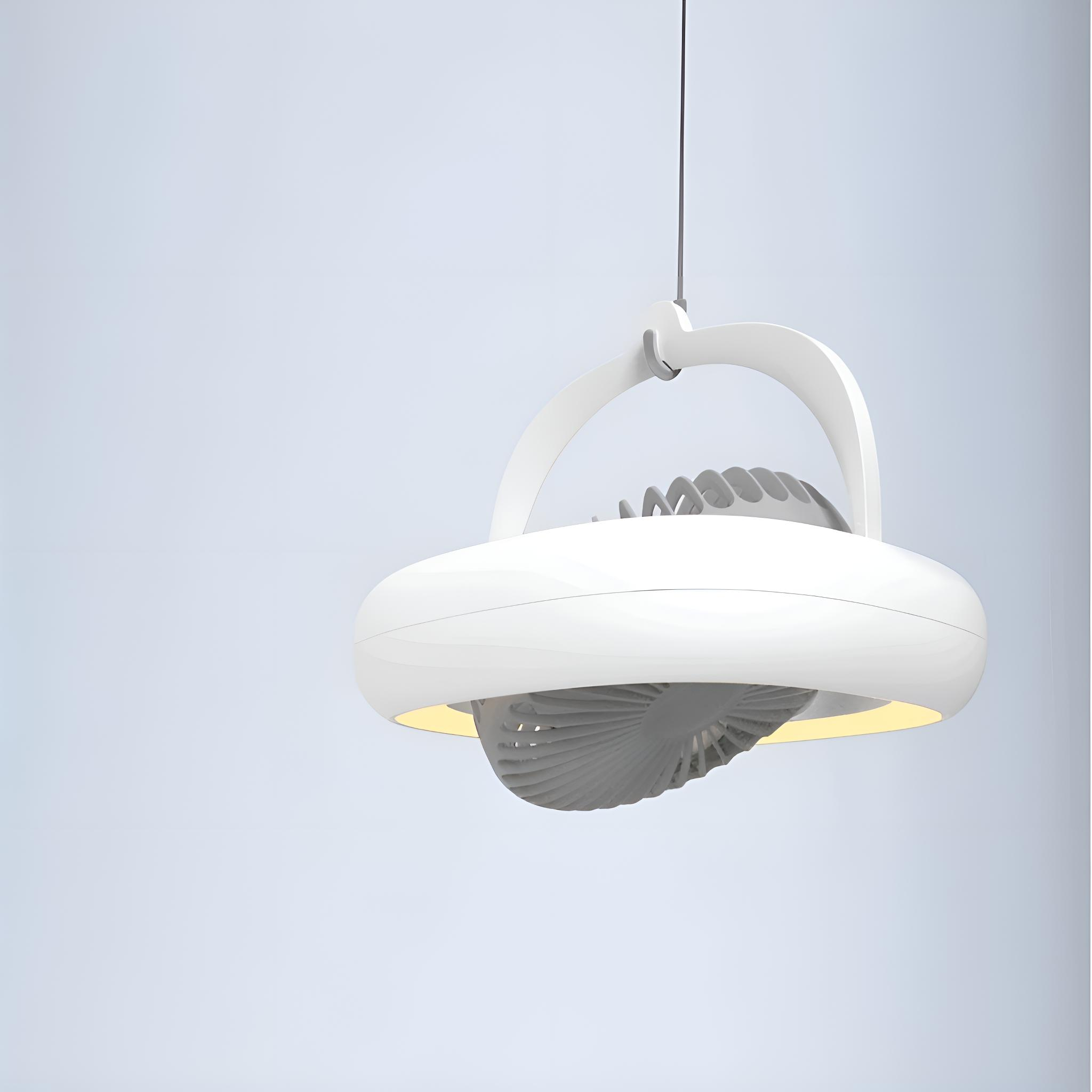 Ein weißer Ventilator mit Griff. Die Lüfterflügel sind grau. Der Hintergrund ist blau.