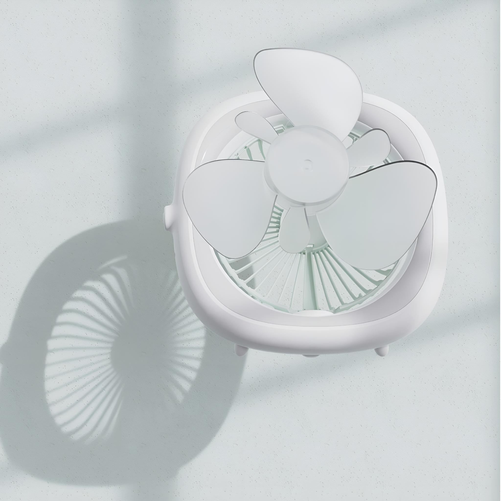 Ein weißer Ventilator mit drei Flügeln. Er wirft einen Schatten auf blauem Grund.
