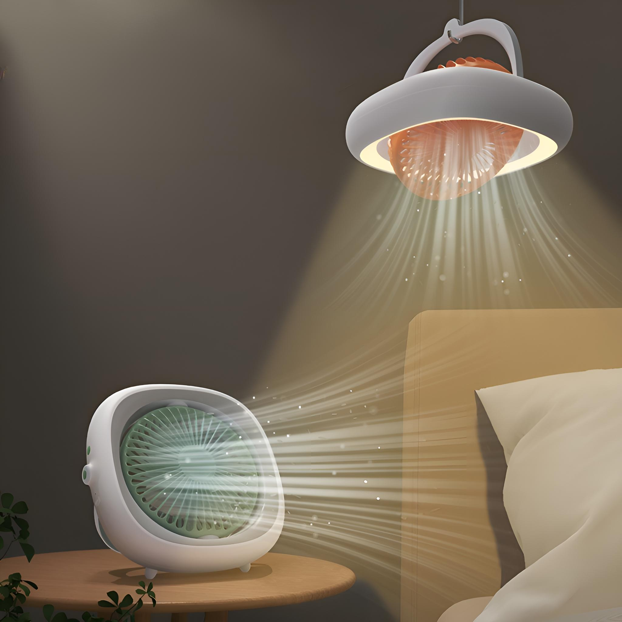 Zwei kleine Ventilatoren, einer hängend und einer auf einem Tisch, beide geben Luft ab. Der Raum ist dunkel.
