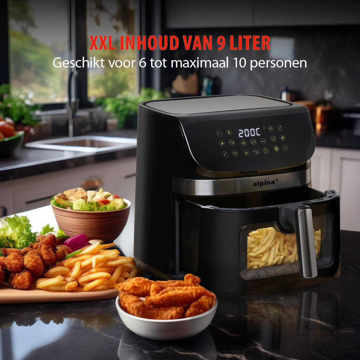 Zwarte airfryer met eten op tafel. Friet, kip en groenten.