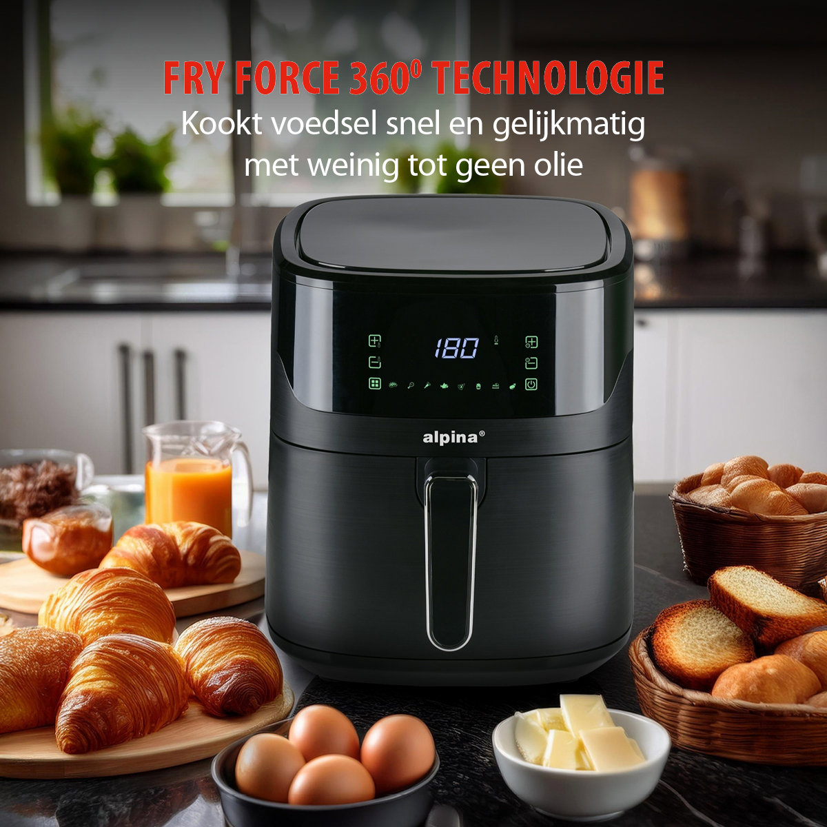 Zwarte airfryer met eten op tafel: croissants, eieren, brood, kaas. Keukenachtergrond. Gebruikt Fry Force 360° technologie.