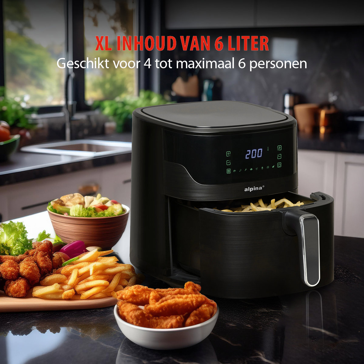 Zwarte airfryer met eten: friet, kip en salade. Keukenachtergrond. Geschikt voor 4-6 personen. XL capaciteit.