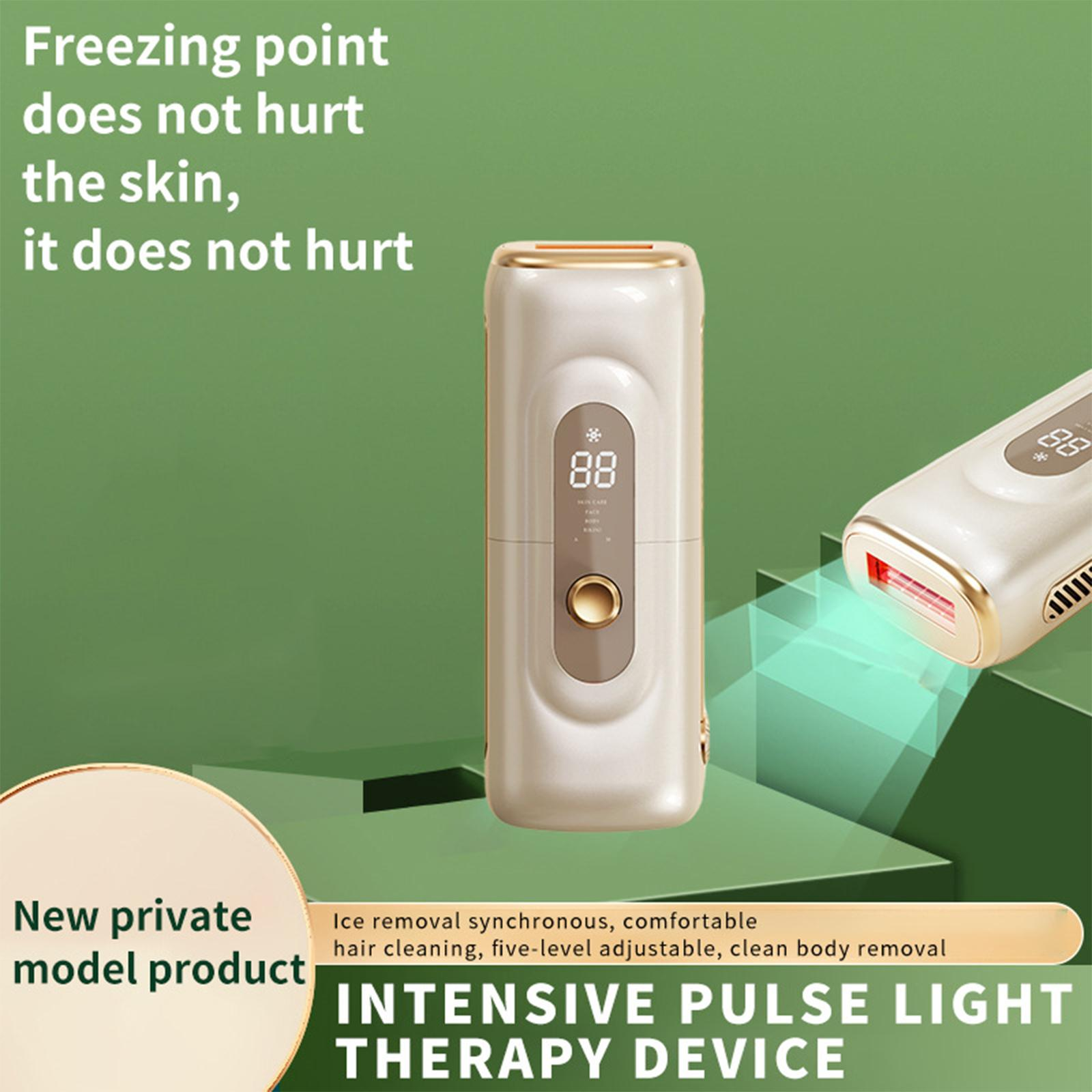 Ein Intense Pulse Light Therapy Gerät, beige und gold, mit digitaler Anzeige, auf grünem Hintergrund.