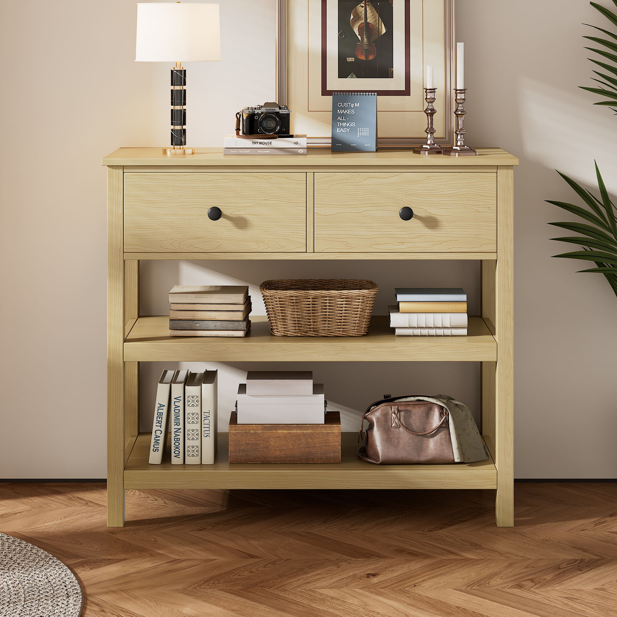 Konsole aus Holz mit Dekoration, darunter eine Lampe, Kamera, Bücher und gerahmte Kunst. Der Hintergrund ist weiß.