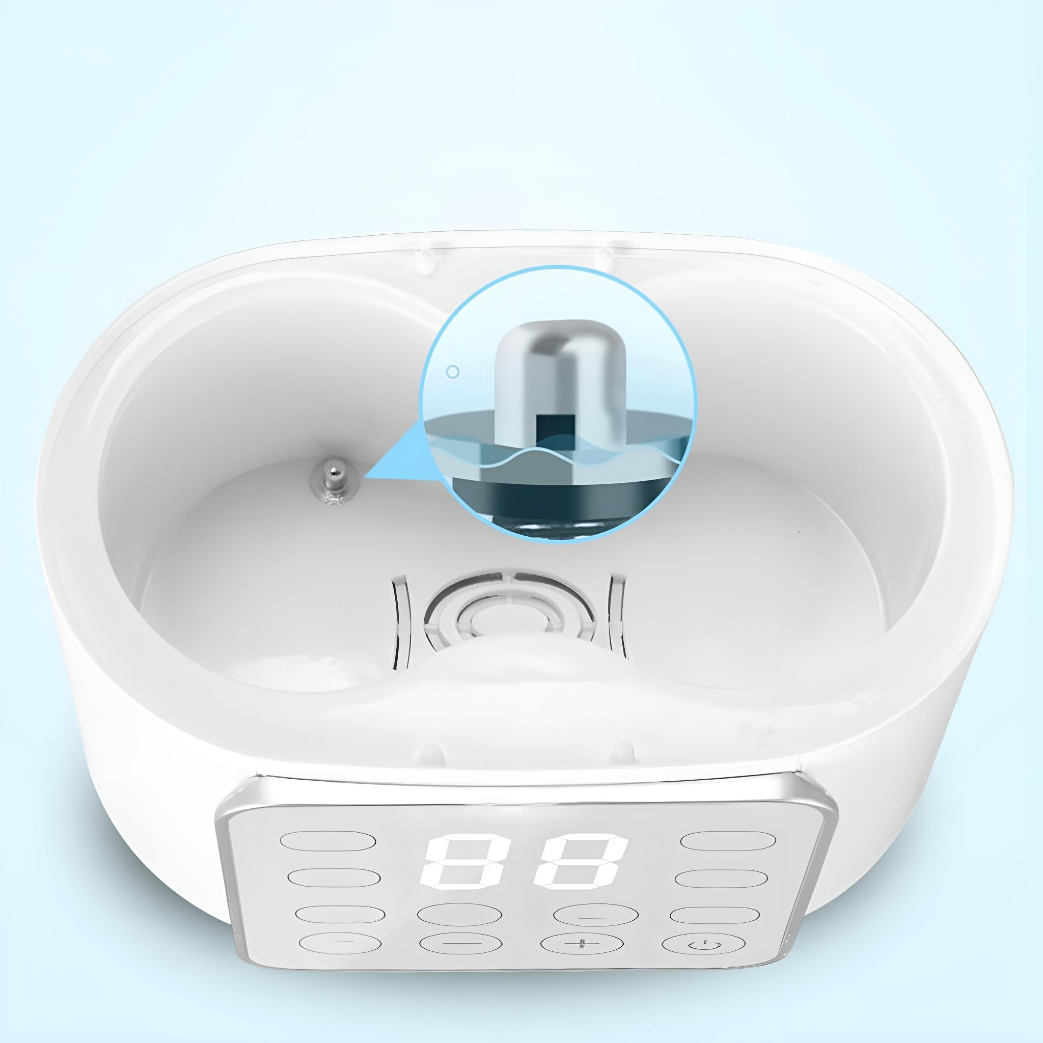 Babyflaschensterilisator mit Digitalanzeige und Knöpfen. Innen ist ein Heizelement zu sehen.