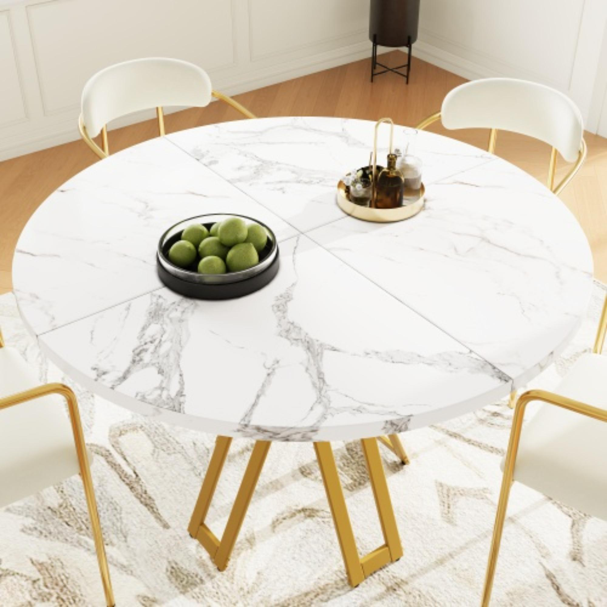 Runder Marmortisch mit goldenen Beinen und vier weißen Stühlen; Schüssel mit Limetten auf dem Tisch.