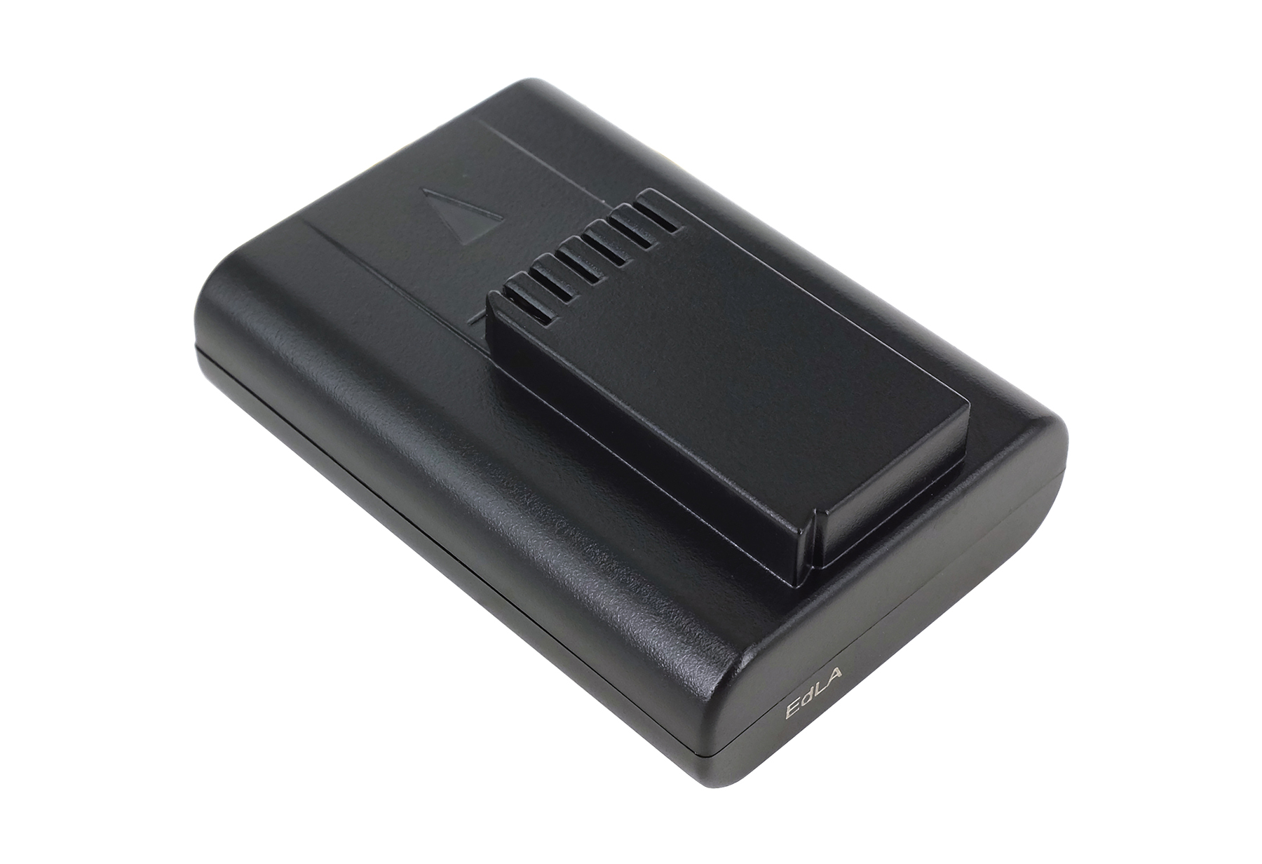 Batteria rettangolare nera. Ha una piccola sezione rialzata sulla parte superiore.