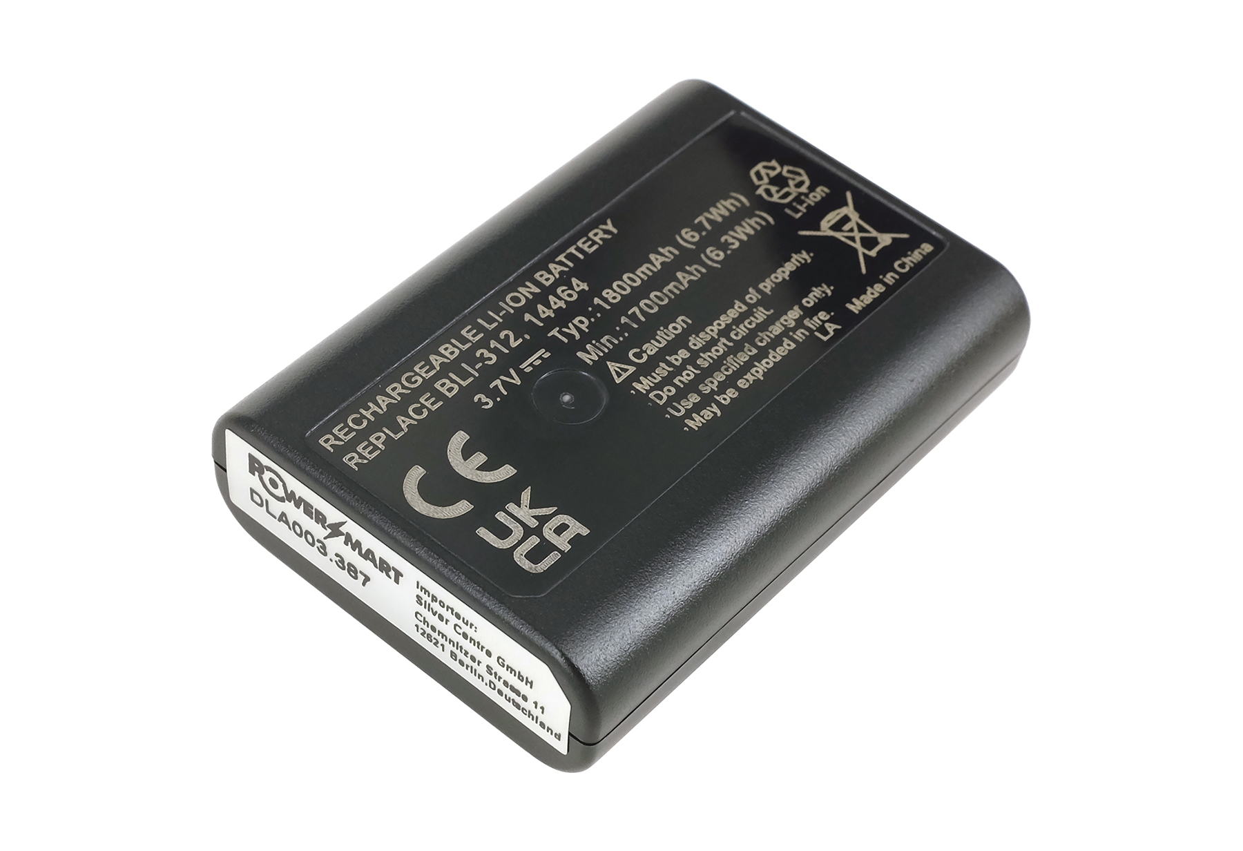 Batteria Li-Ion nera con testo ed etichette su sfondo bianco, vista angolata.