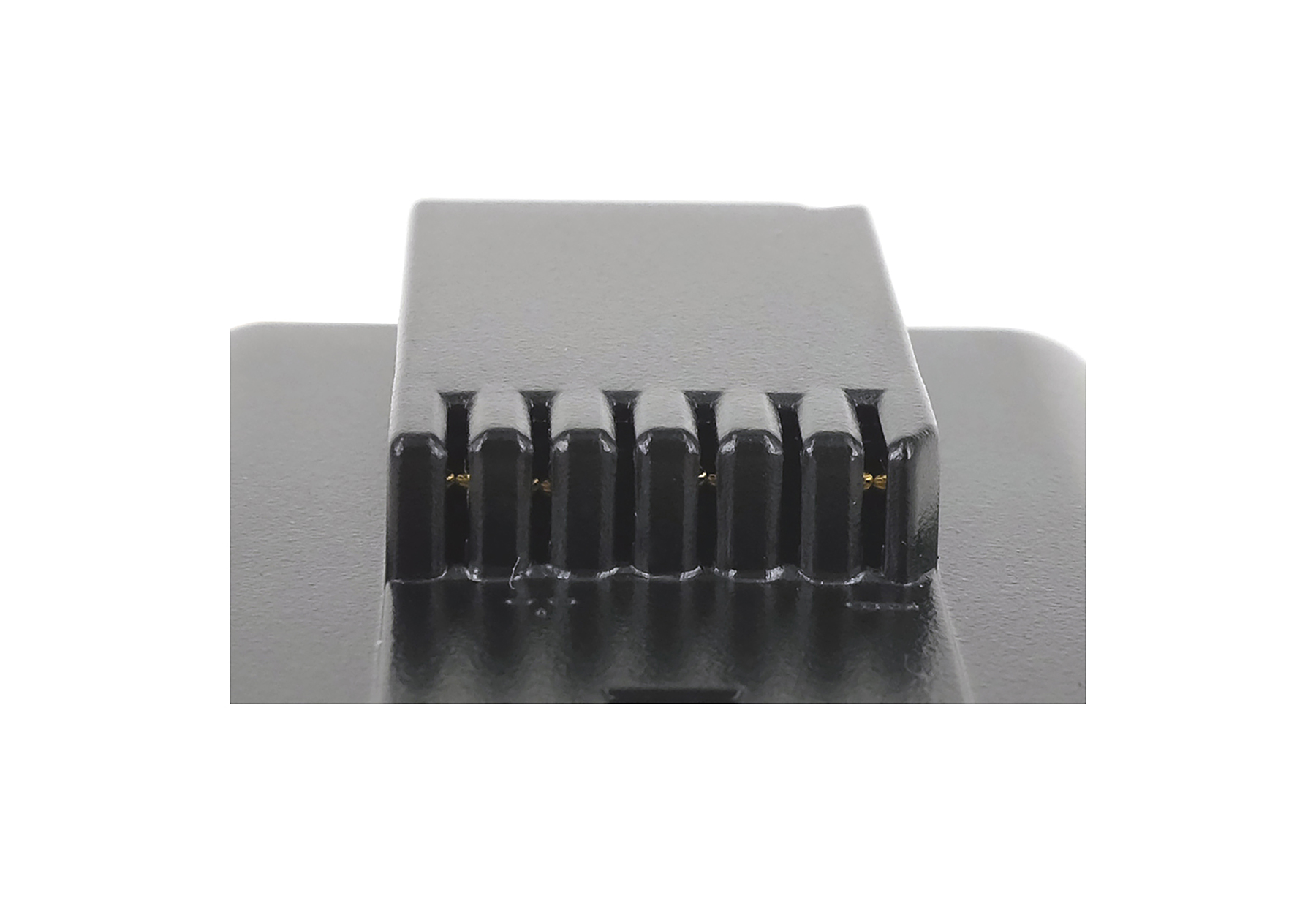 Un primo piano di una batteria nera, con contatti dorati visibili.