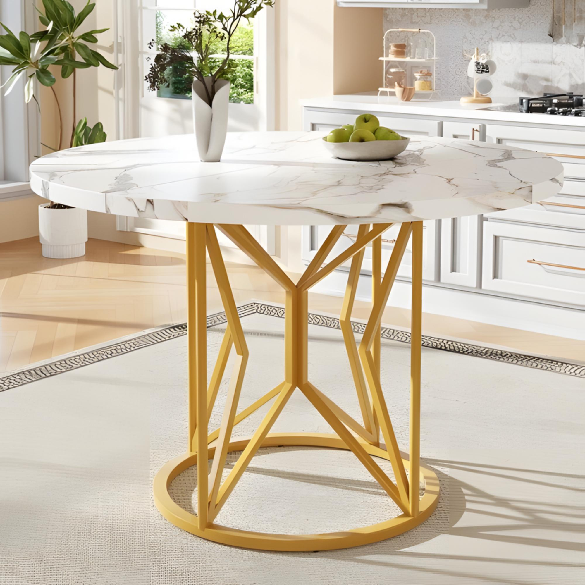 Runder weißer Marmortisch mit goldenen Beinen in einer Küche, mit grünen Äpfeln und einer Vase mit Blumen.
