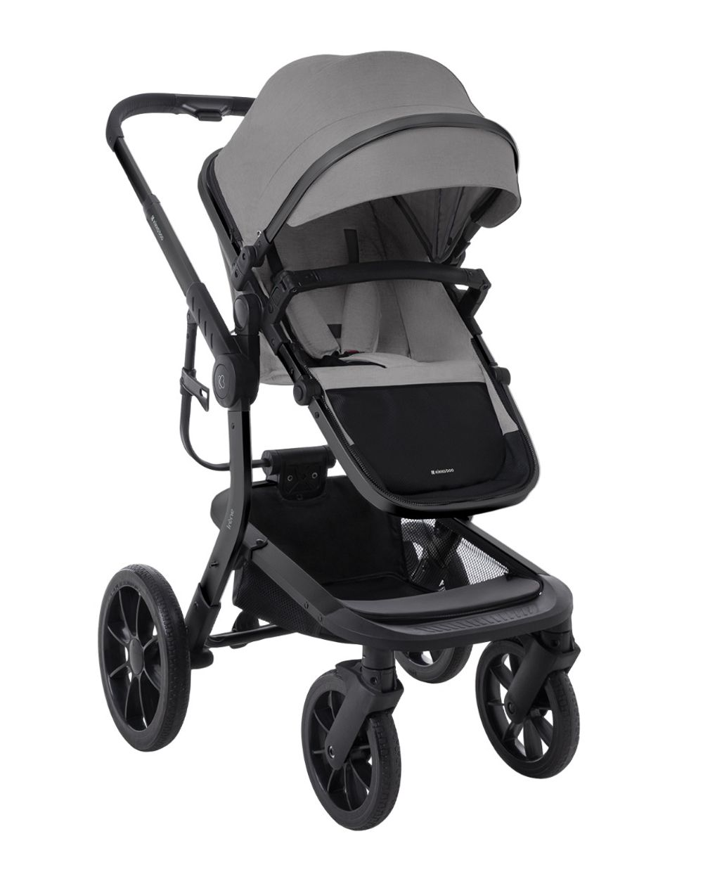 Grauer Kinderwagen mit schwarzem Rahmen. Hat Verdeck, Sitz und Räder.