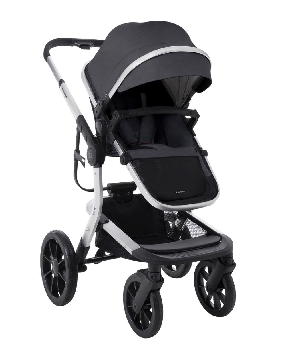 Ein grau-weißer Kinderwagen auf weißem Hintergrund. Der Kinderwagen hat einen schwarzen Sitz und Räder.