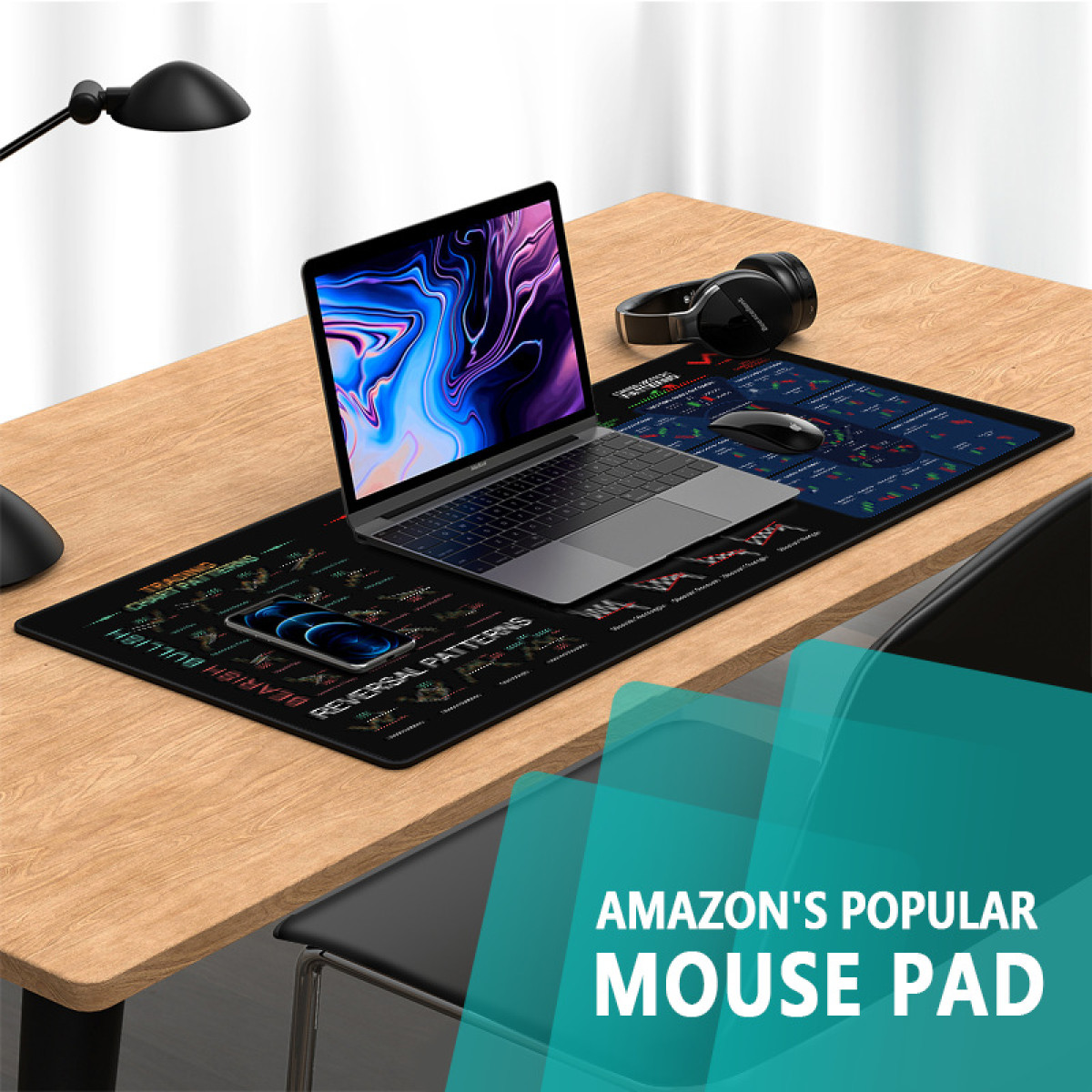 Un laptop è su un tappetino per il mouse con grafici e motivi. Le cuffie e un mouse sono anche sulla scrivania.