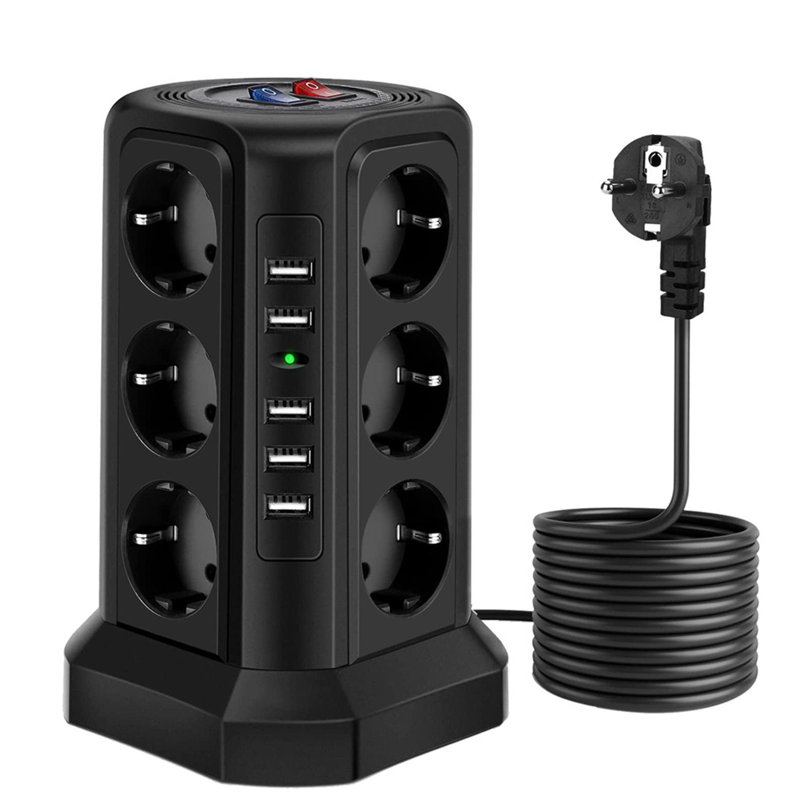Schwarze Steckdosenleiste mit mehreren Steckdosen und USB-Anschlüssen, mit Stecker und aufgerolltem Kabel.