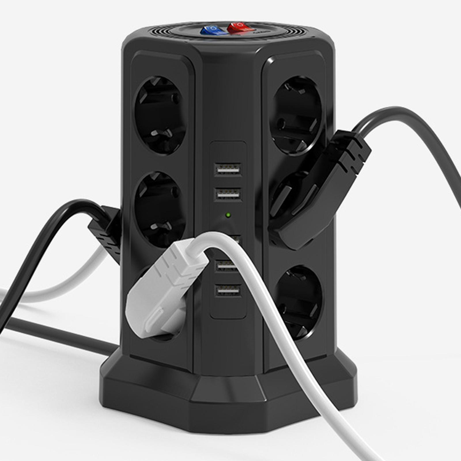 Schwarze Steckdosenleiste mit mehreren Steckdosen, USB-Anschlüssen, und einem weißen und schwarzen Stecker.