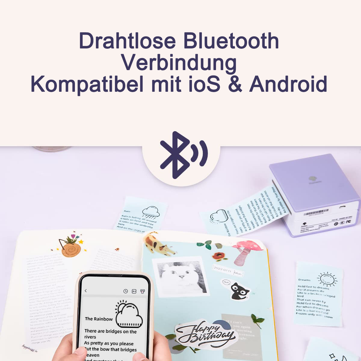 Ein Smartphone zeigt Text, mit einem lila Drucker auf einem Schreibtisch und einem Notizbuch.