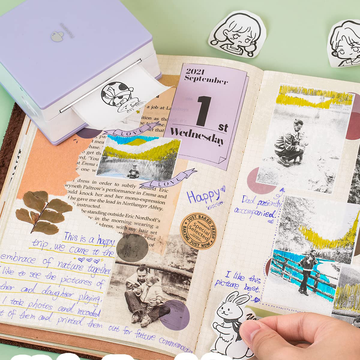 Ein Journal mit Fotos, Aufklebern und einem lila Fotodrucker, der ein Foto druckt.