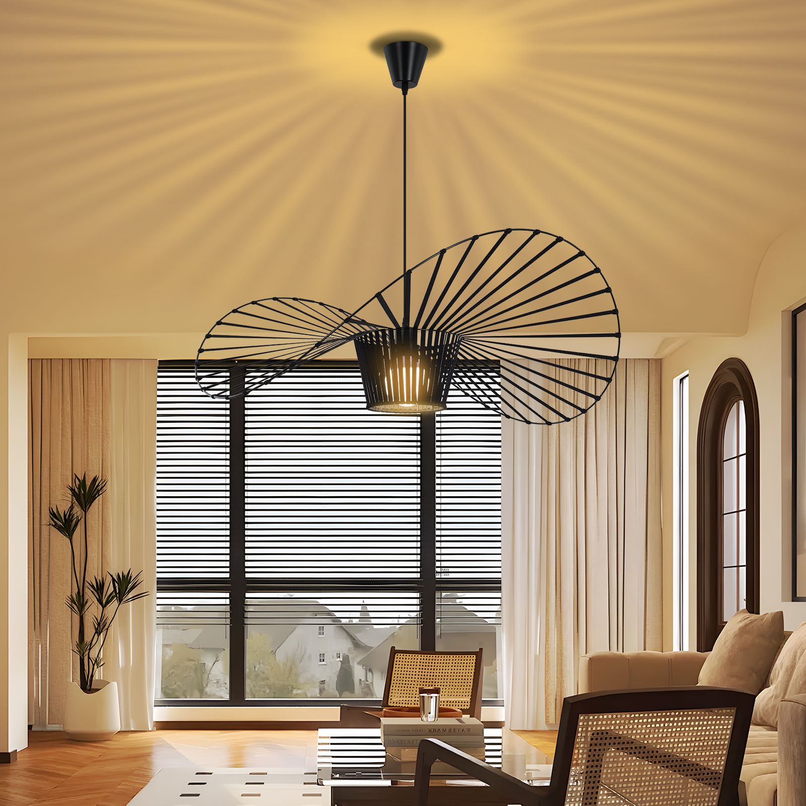 Una lampada a sospensione nera astratta con un design a ventaglio è appesa in un soggiorno.