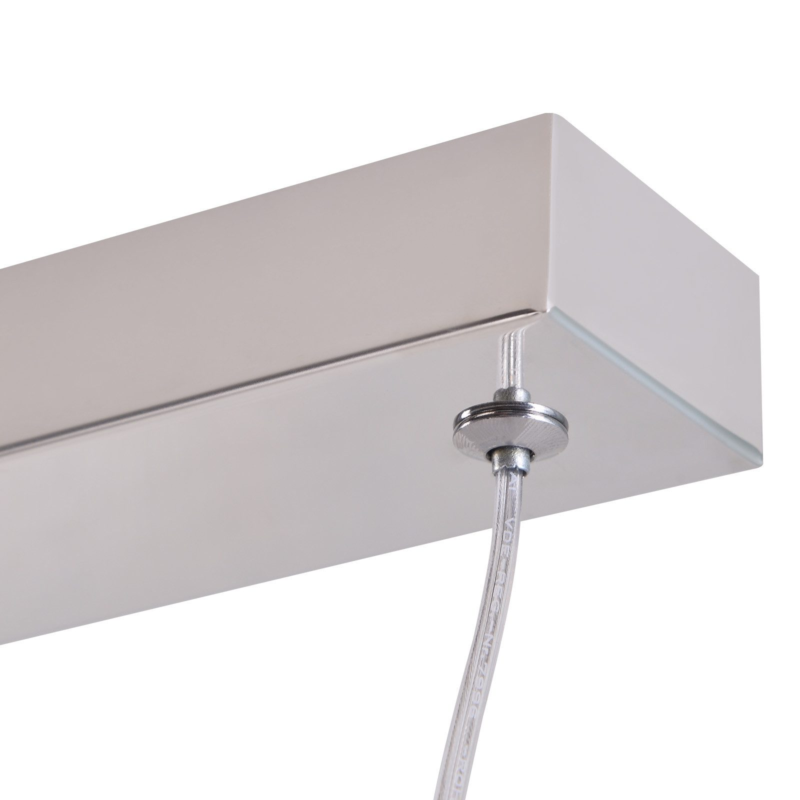 Un primo piano di un supporto a soffitto rettangolare in acciaio inossidabile con un cavo trasparente.