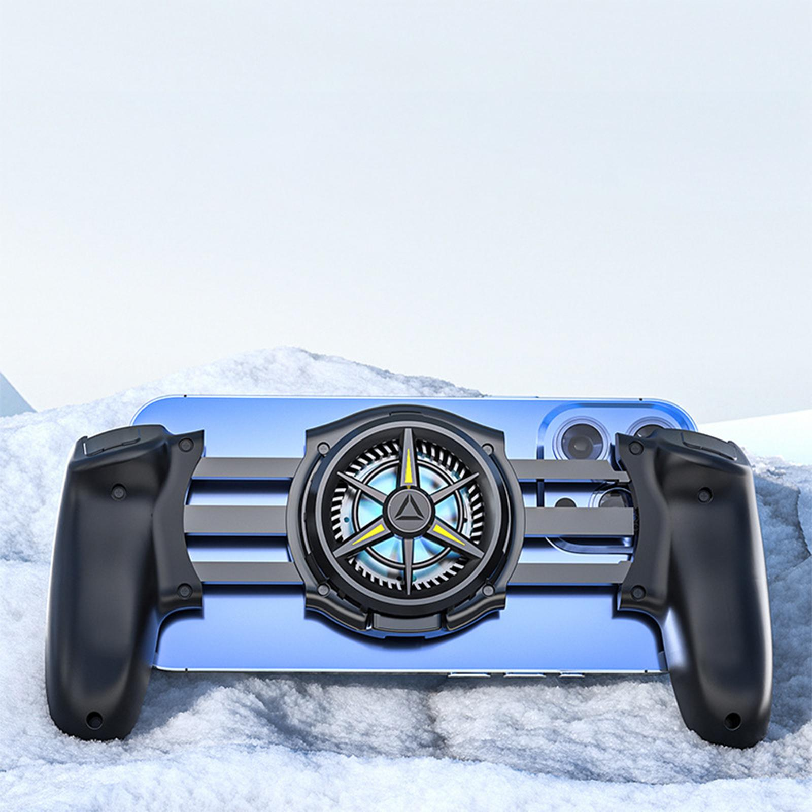 Schwarzes Gamepad, das ein blaues Telefon hält, auf einer verschneiten Oberfläche.