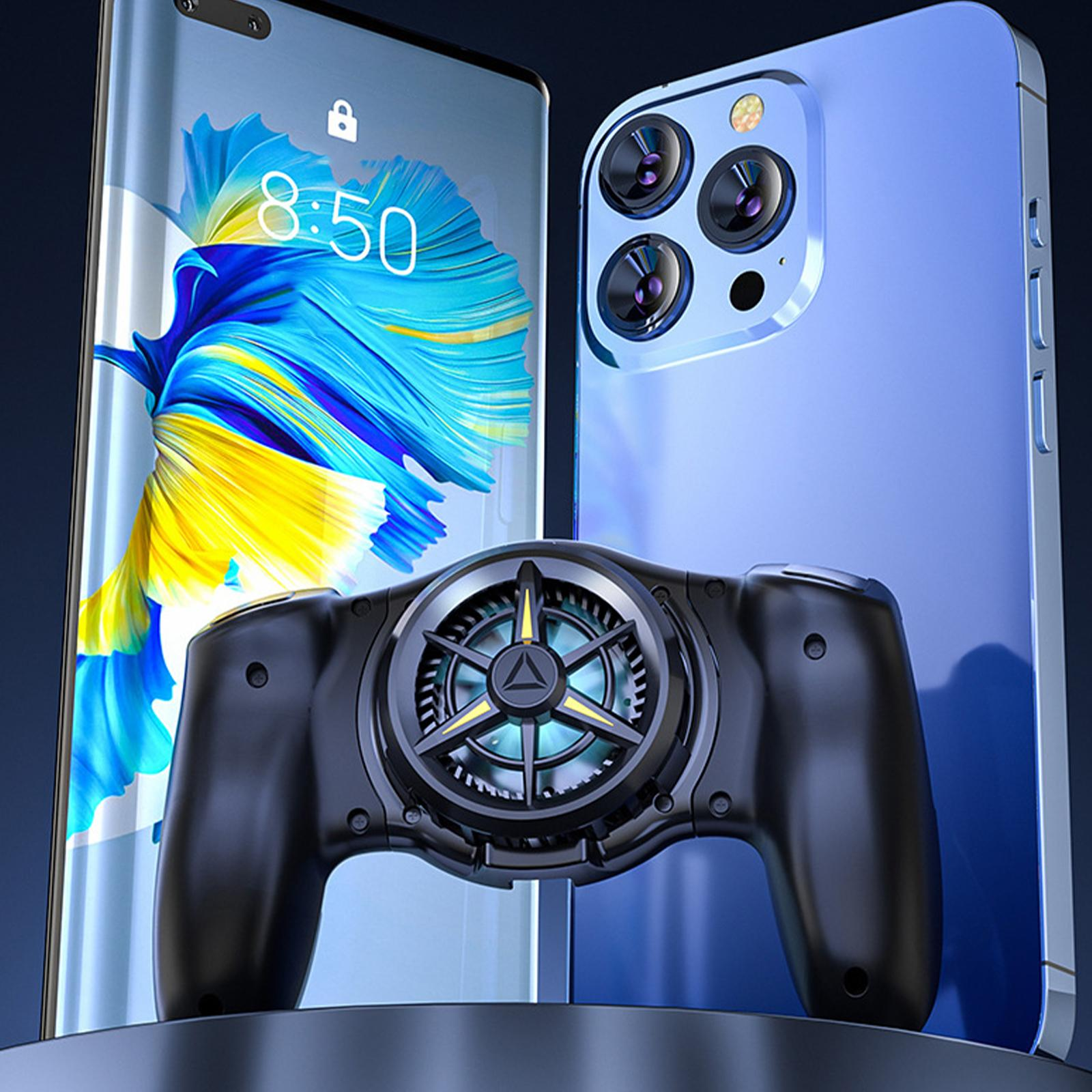 Ein schwarzer Gamecontroller befindet sich vor zwei Telefonen. Das Telefon links ist blau. Das Telefon rechts ist silber.