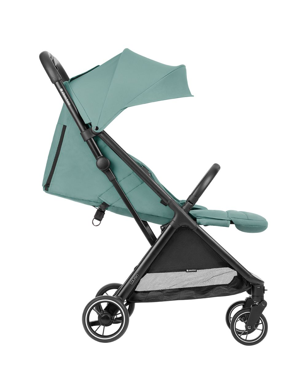Grüner Kinderwagen im Profil, mit ausgefahrenem Verdeck, auf weißem Hintergrund.