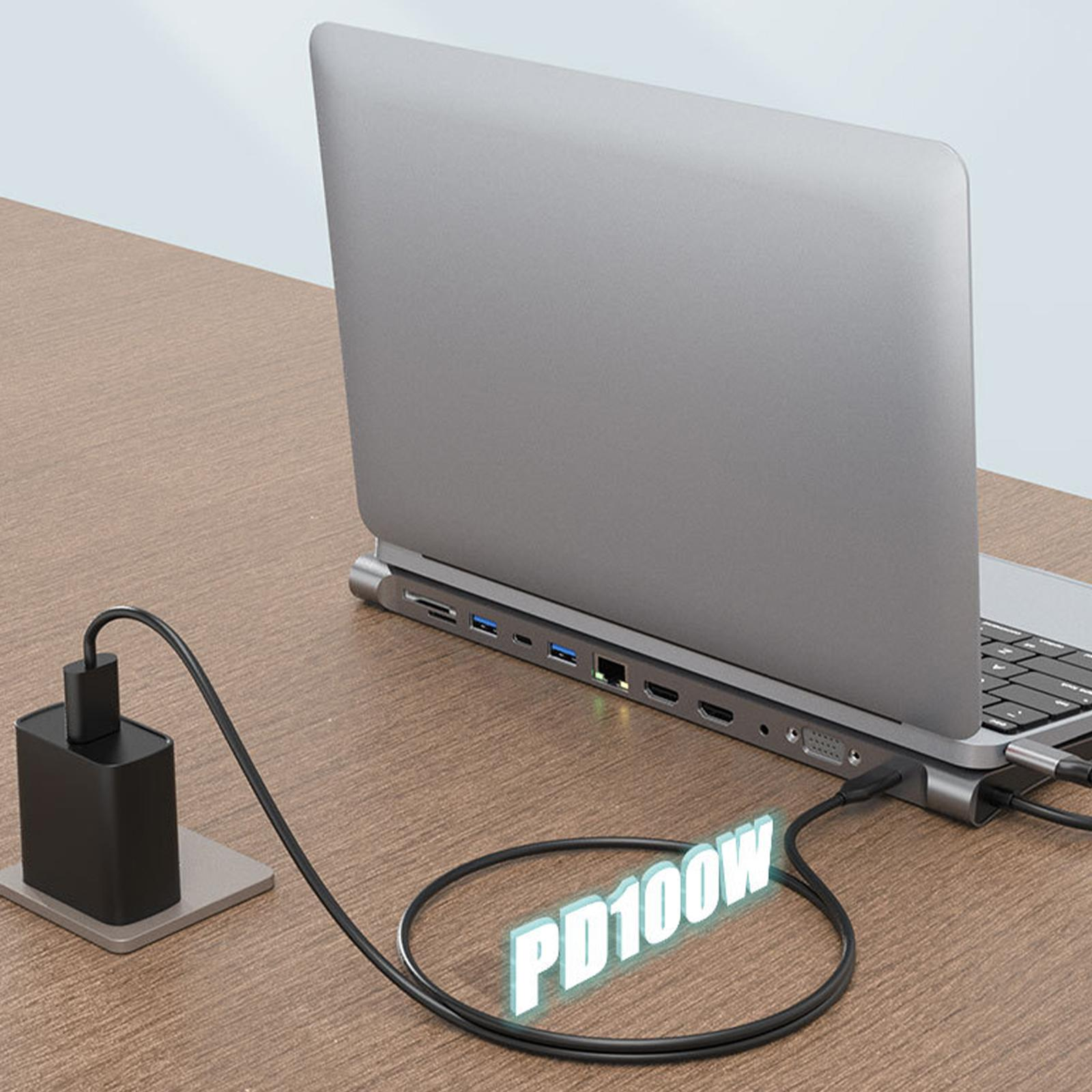 Laptop, verbunden mit einem schwarzen Ladegerät über ein Kabel. Ein Hub ist ebenfalls angeschlossen. Weißer Hintergrund.