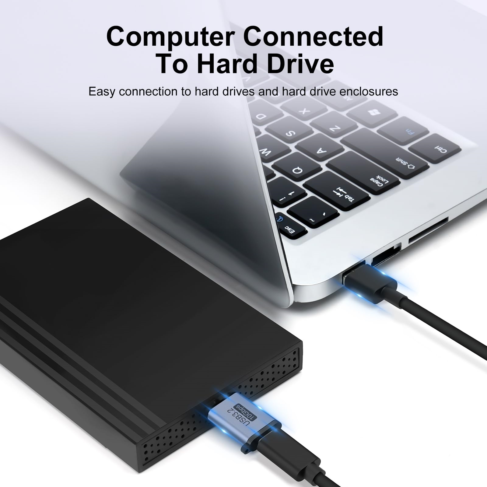Ein Laptop ist über ein USB-Kabel mit einer schwarzen Festplatte verbunden. Das Bild zeigt die Datenübertragung.
