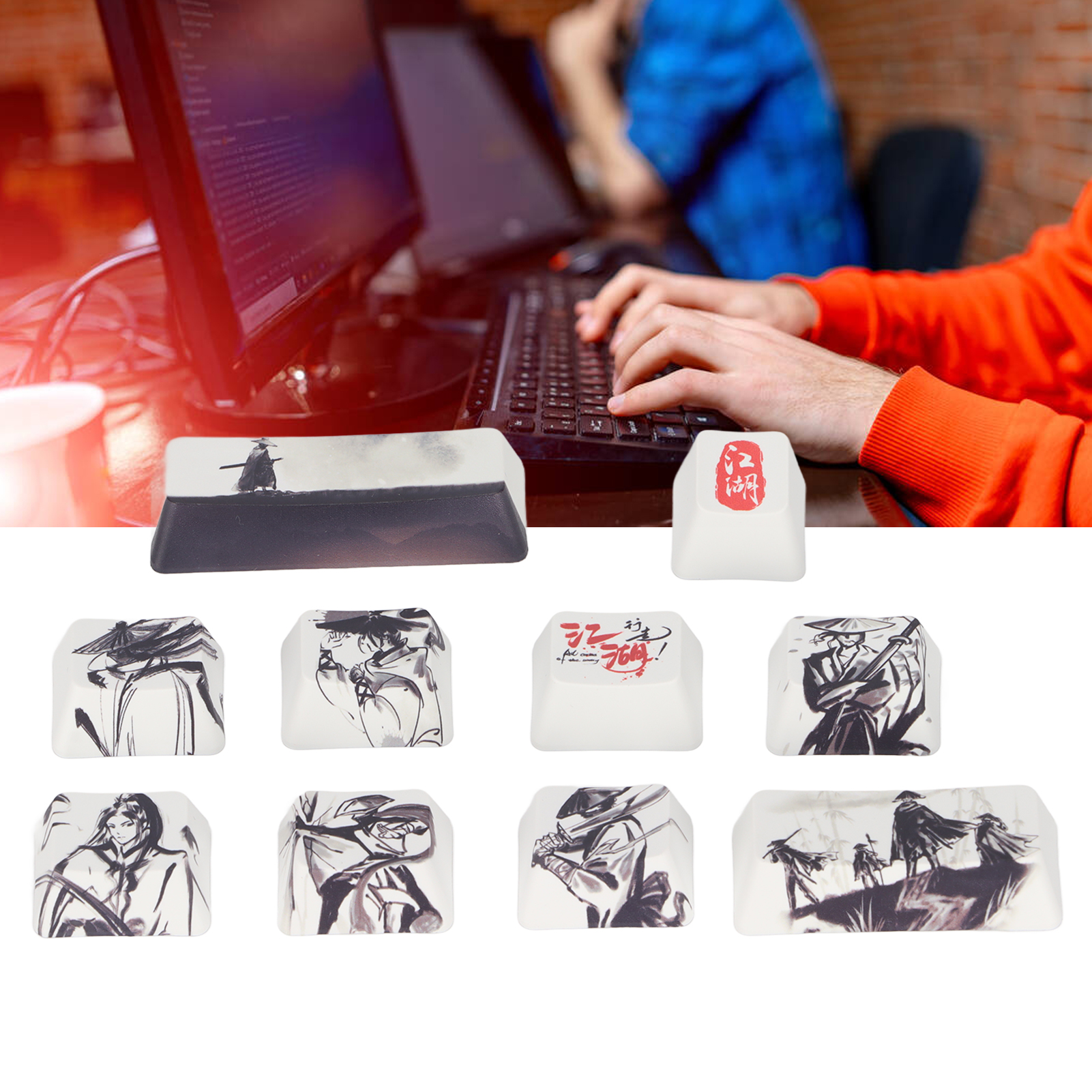 Ein Mann tippt auf einer Tastatur. Tastaturtasten mit Tuschekunst und chinesischen Schriftzeichen liegen auf dem Tisch.