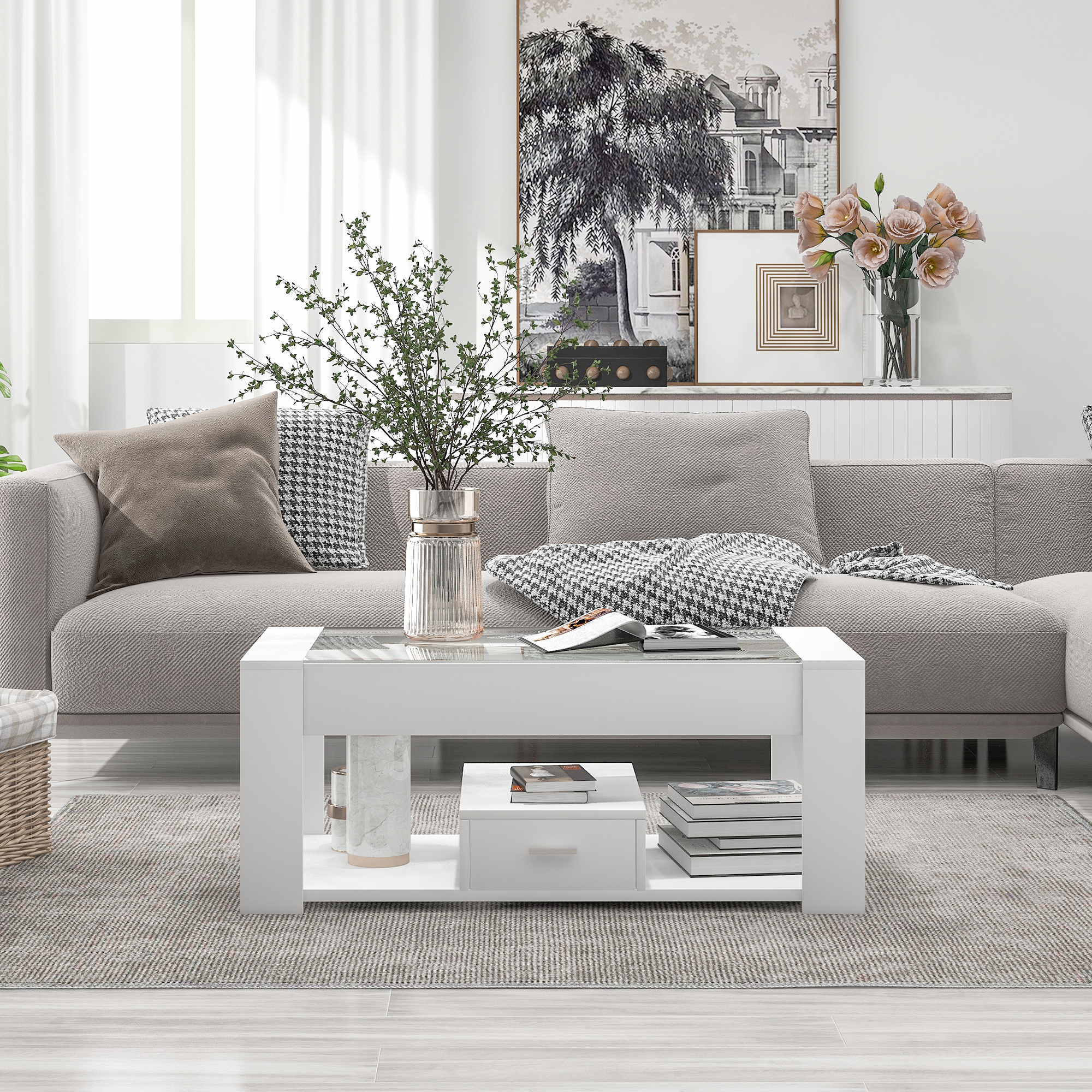 Wohnzimmer mit weißem Couchtisch, Couch und Dekoration. Helles Farbschema.