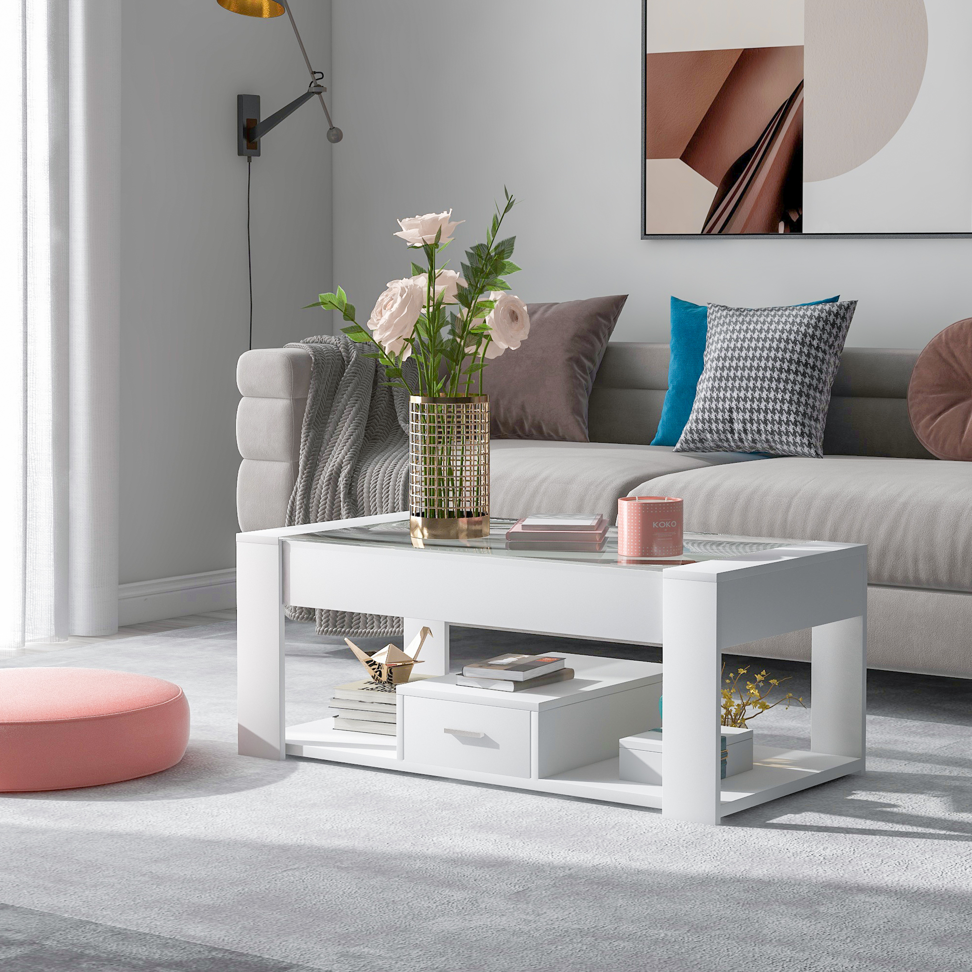 Modernes Wohnzimmer. Weißer Couchtisch mit Gegenständen, Sofa, Kissen, rosa Fußhocker. Grauer Teppich.