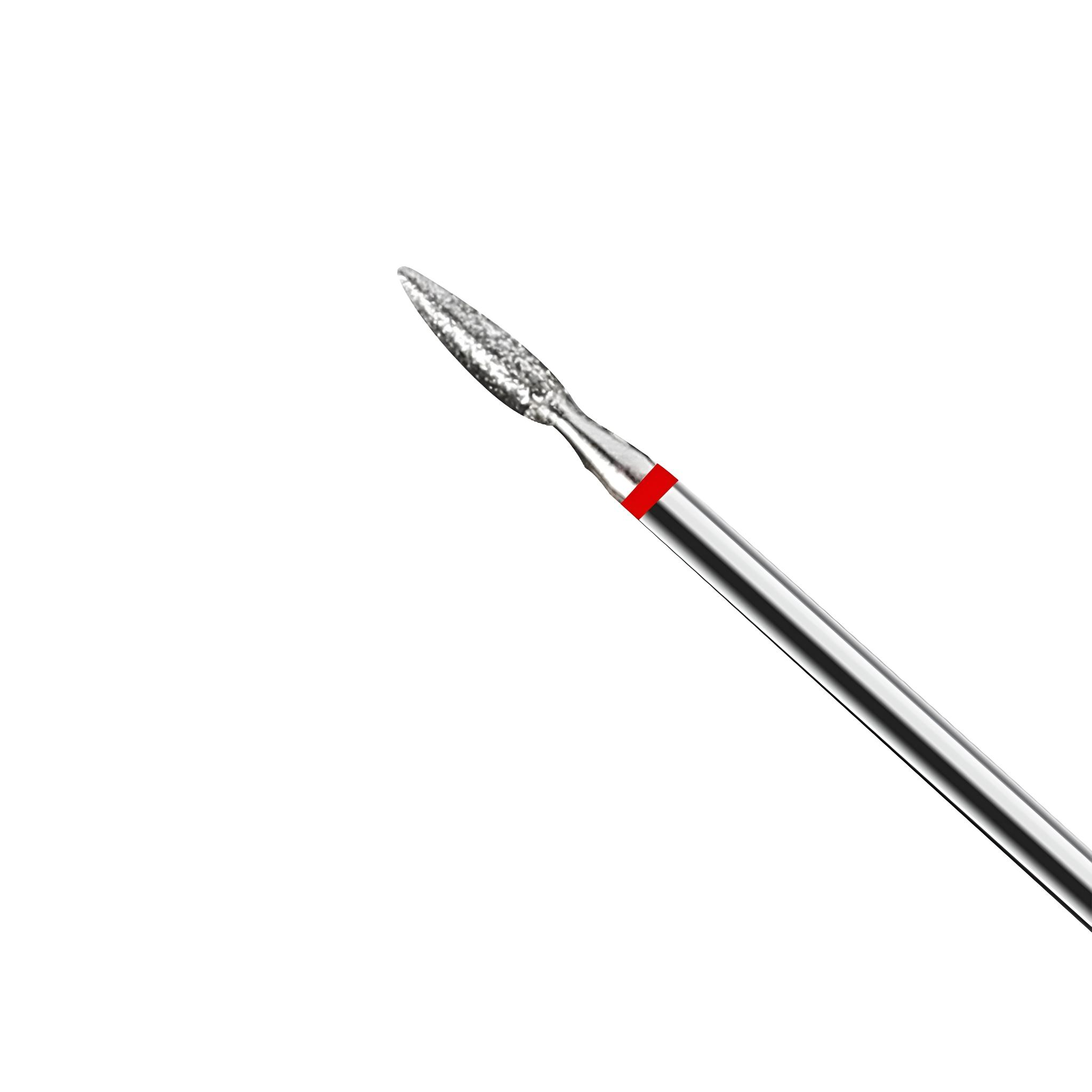 Nahaufnahme eines Nagelbohrer-Bits mit rotem Streifen. Silbernes Metall mit diamantartiger Spitze.