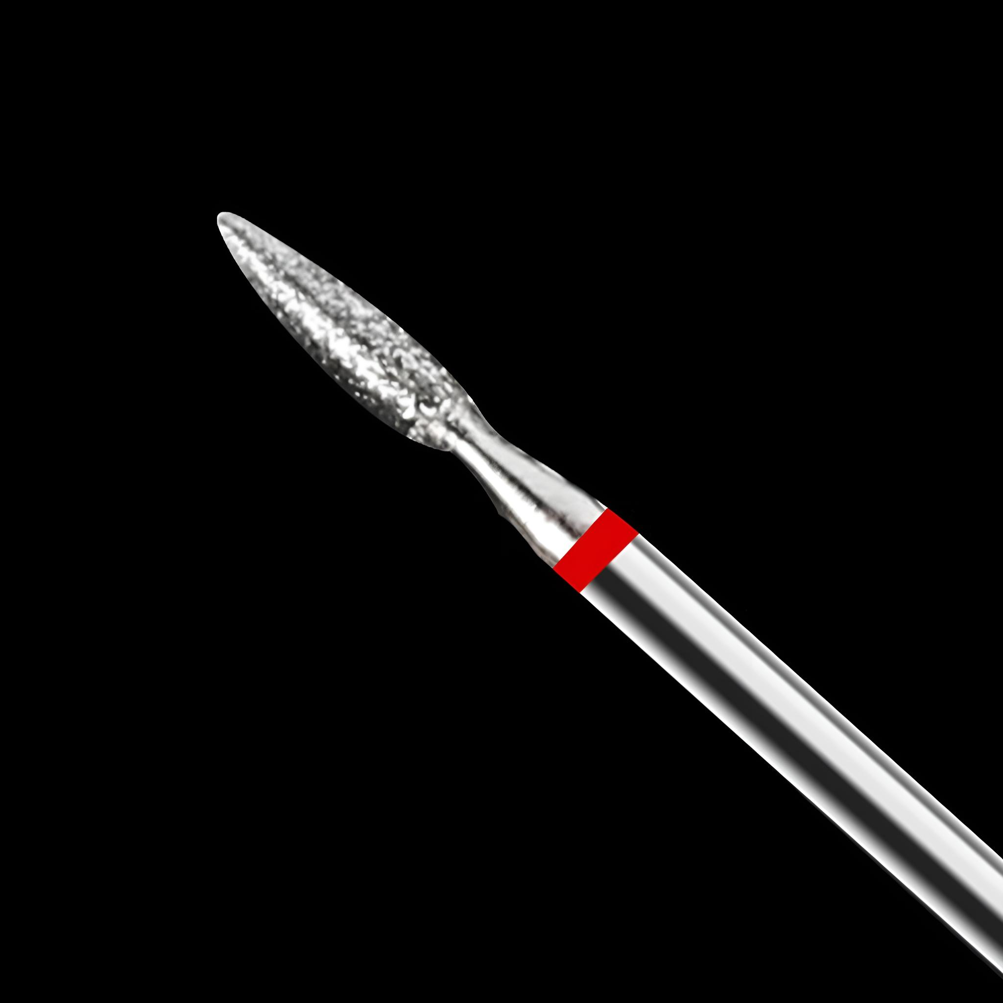 Dentalbohrer mit silbernem Schaft und rotem Band, mit diamantbeschichteter Spitze, auf Schwarz.