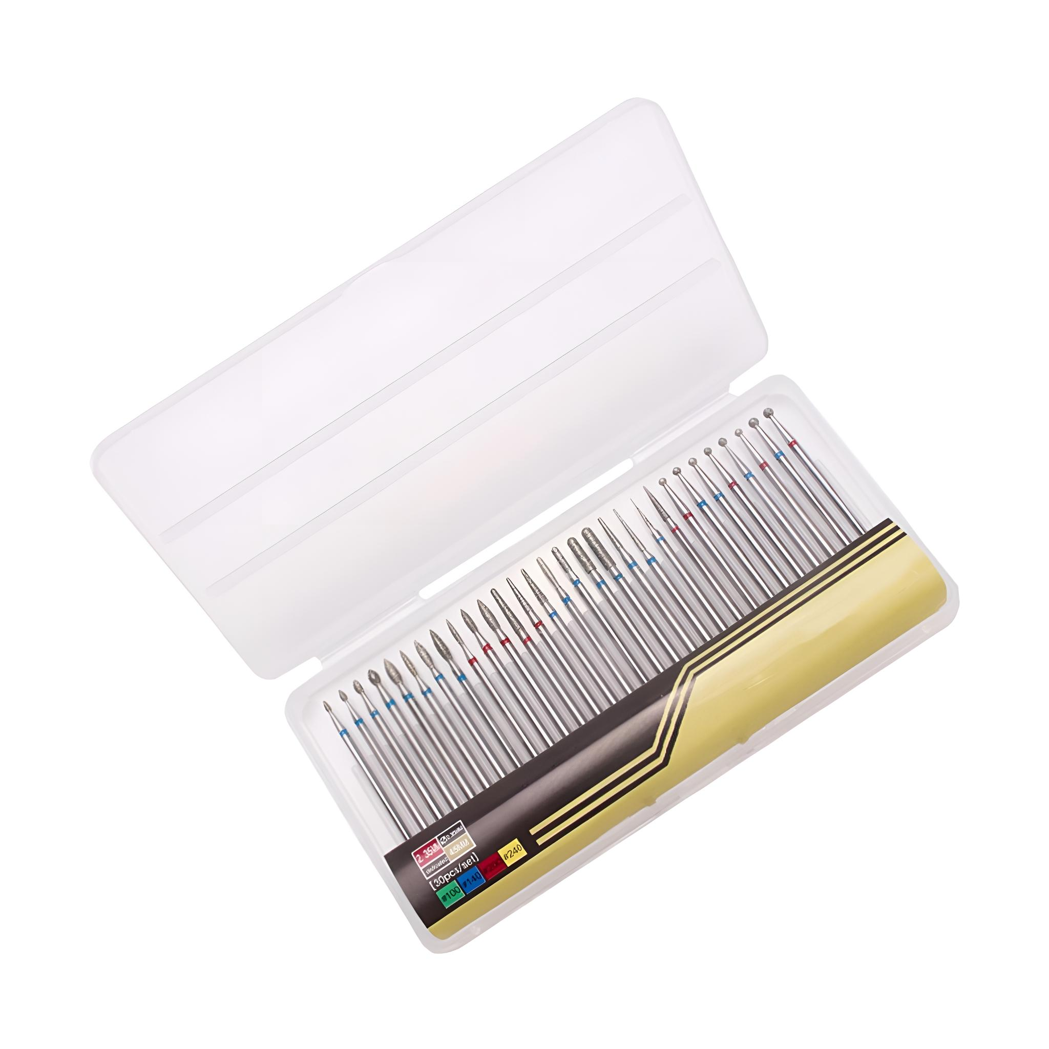 Set von Maniküre-Werkzeugen in einem transparenten Etui. Silberne Werkzeuge mit farbigen Streifen, weißer Hintergrund.