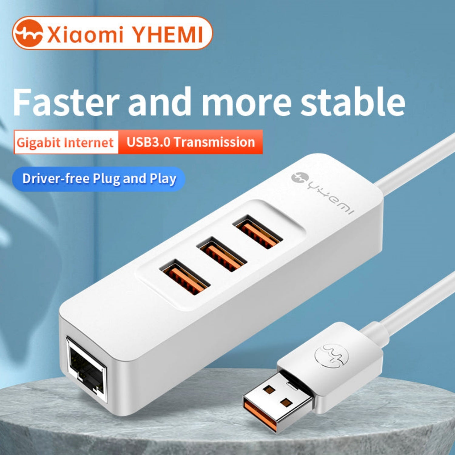 Ein weißer USB-Hub mit drei orangefarbenen USB-Anschlüssen, einem Netzwerkanschluss und einem USB-Kabel mit Text.
