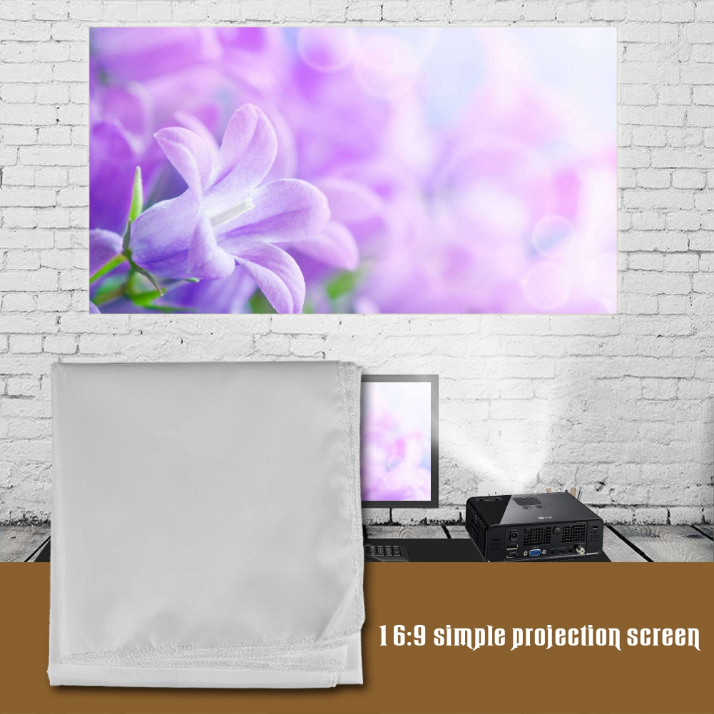 Projektionsleinwand vor Blumenmalerei, einem Projektor und einem Tisch.