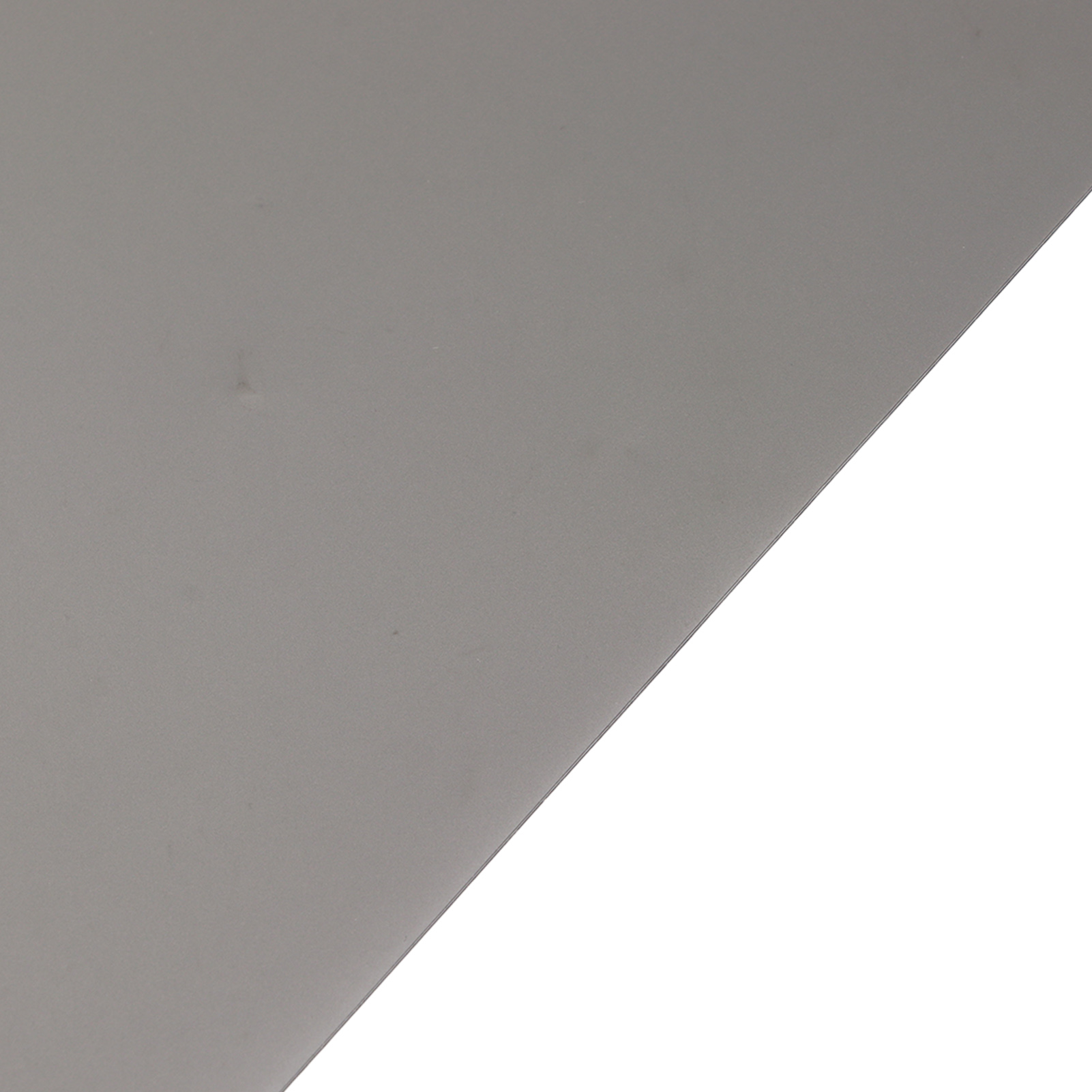 Eine graue Oberfläche, die gegen einen weißen Hintergrund abgewinkelt ist.