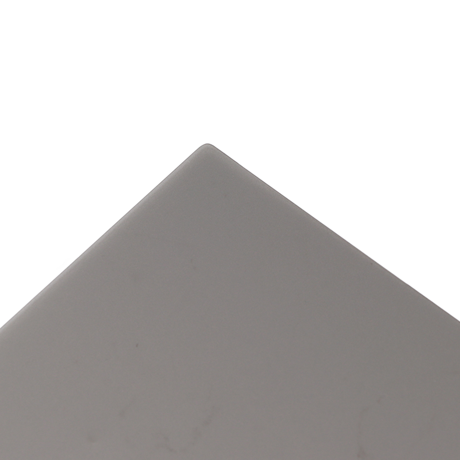 Nahaufnahme einer grauen Ecke, mit zwei grauen Oberflächen, die sich in einem spitzen Winkel treffen, vor weißem Hintergrund.