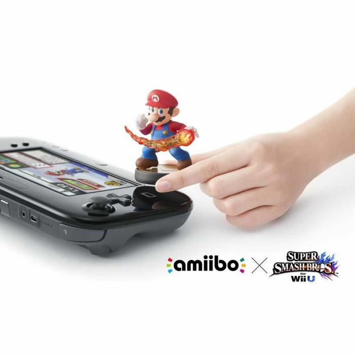 Une figurine Mario avec effet de feu à côté d'une manette Wii U et du logo Amiibo.