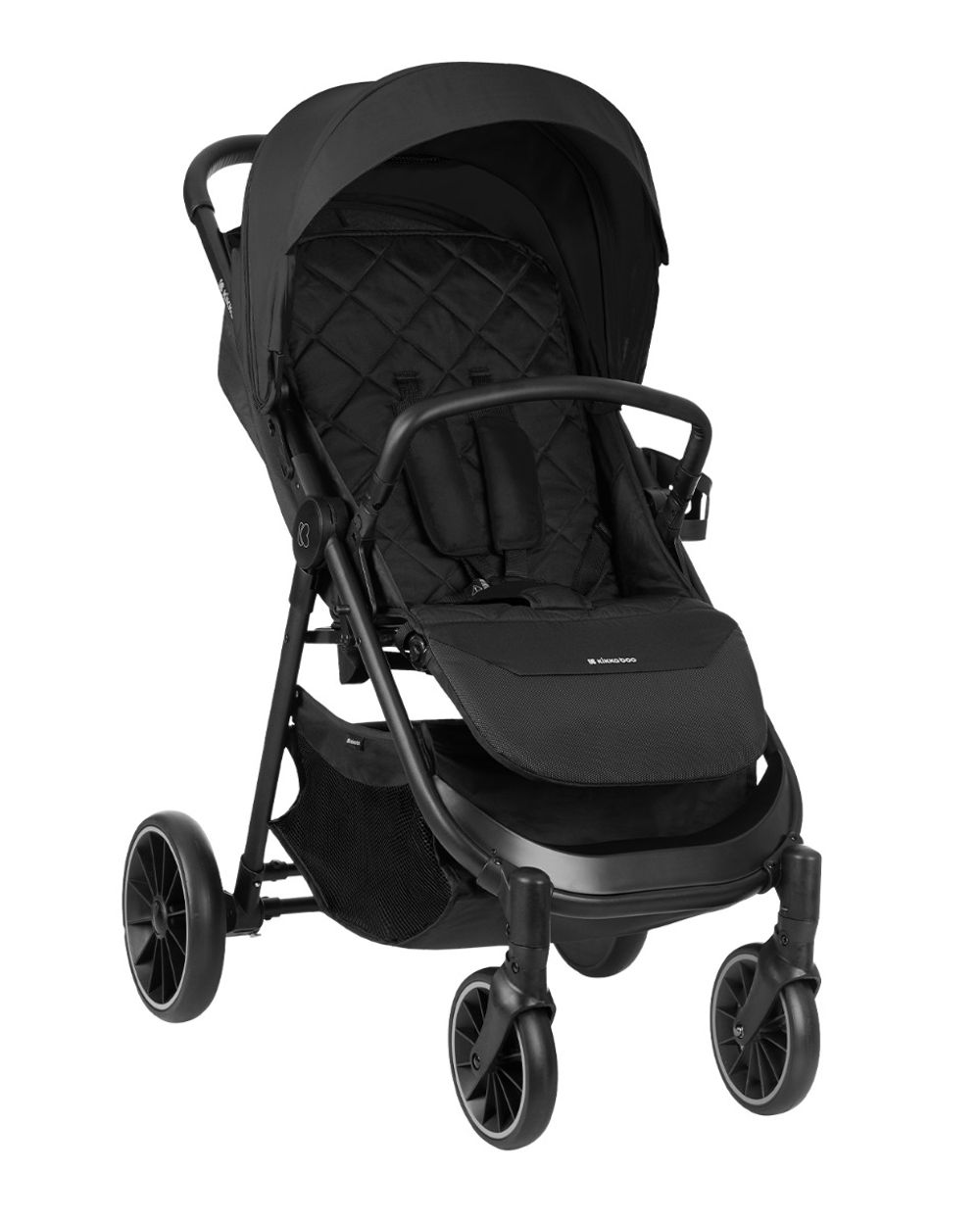 Schwarzer Kinderwagen mit Verdeck, Korb und drei Rädern; die Vorderräder sind kleiner als die hinteren.