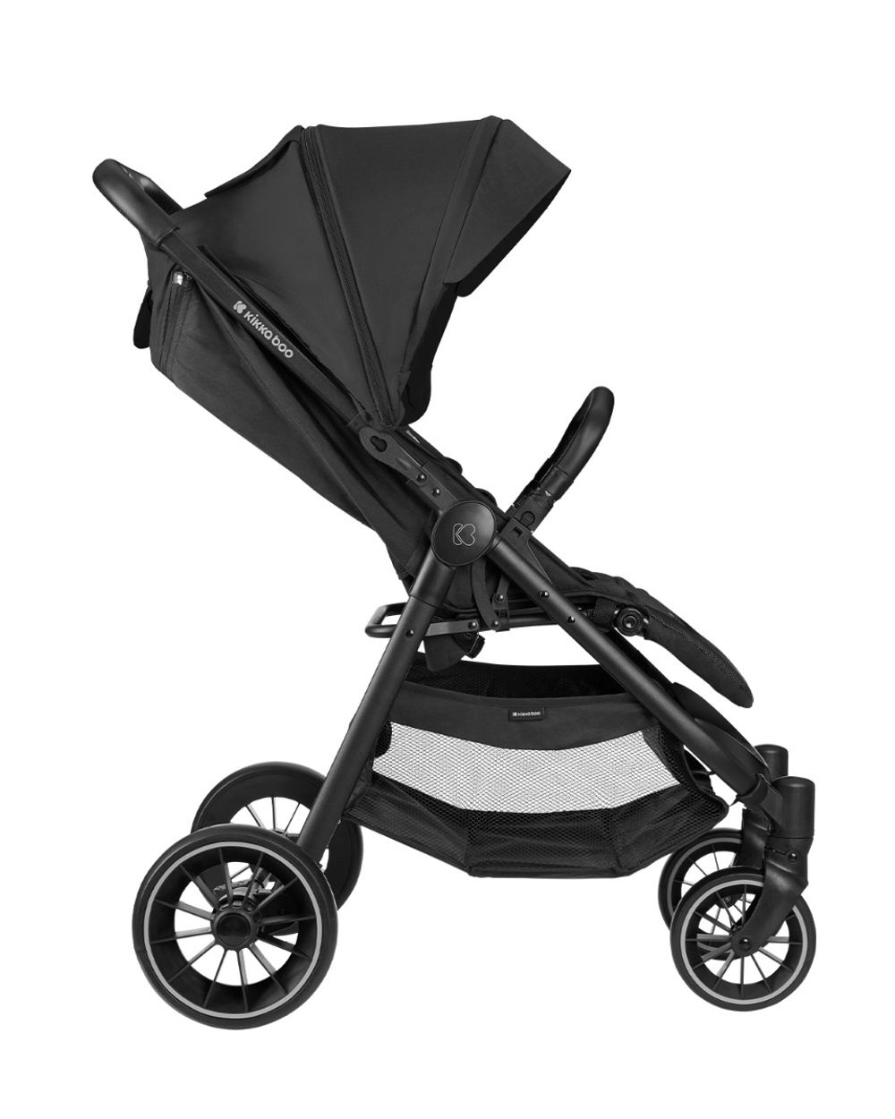 Ein schwarzer Kinderwagen, Seitenansicht, mit Verdeck, Rädern und Stauraum.