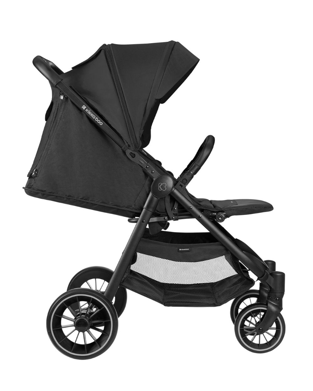 Schwarzer Kinderwagen, Seitenansicht, mit ausgeklapptem Verdeck, zeigt Gestell, Korb und Räder, vor weißem Hintergrund.