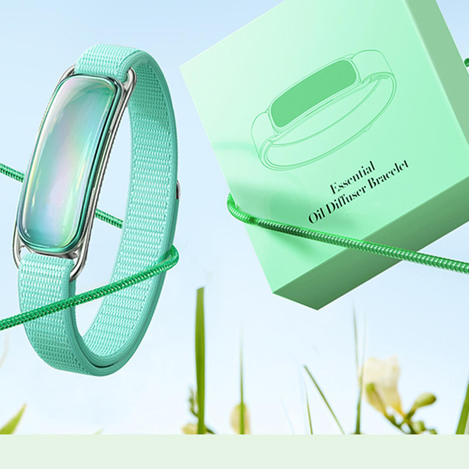 Minzgrünes Armband mit Box, heller Hintergrund, ätherischer Öl Diffusor.